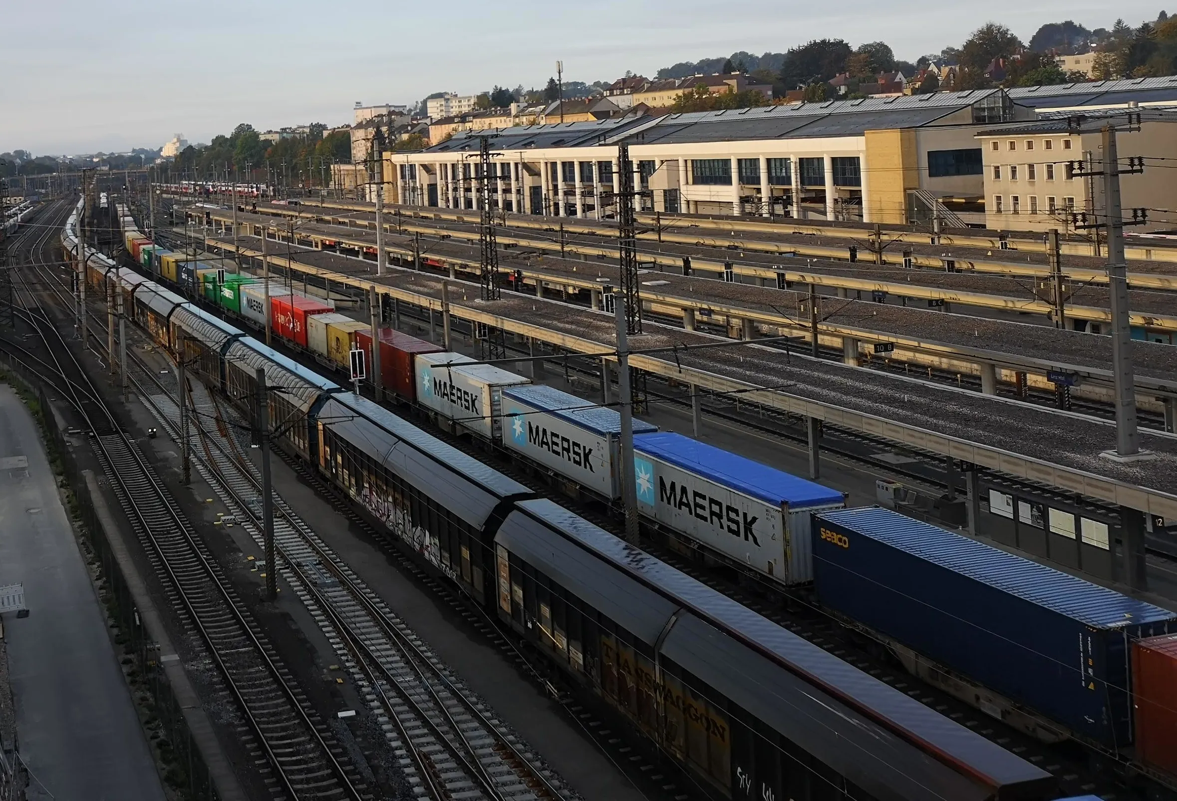 Güterbahnhof mit vielen Gleisen, Leitungen und Zügen